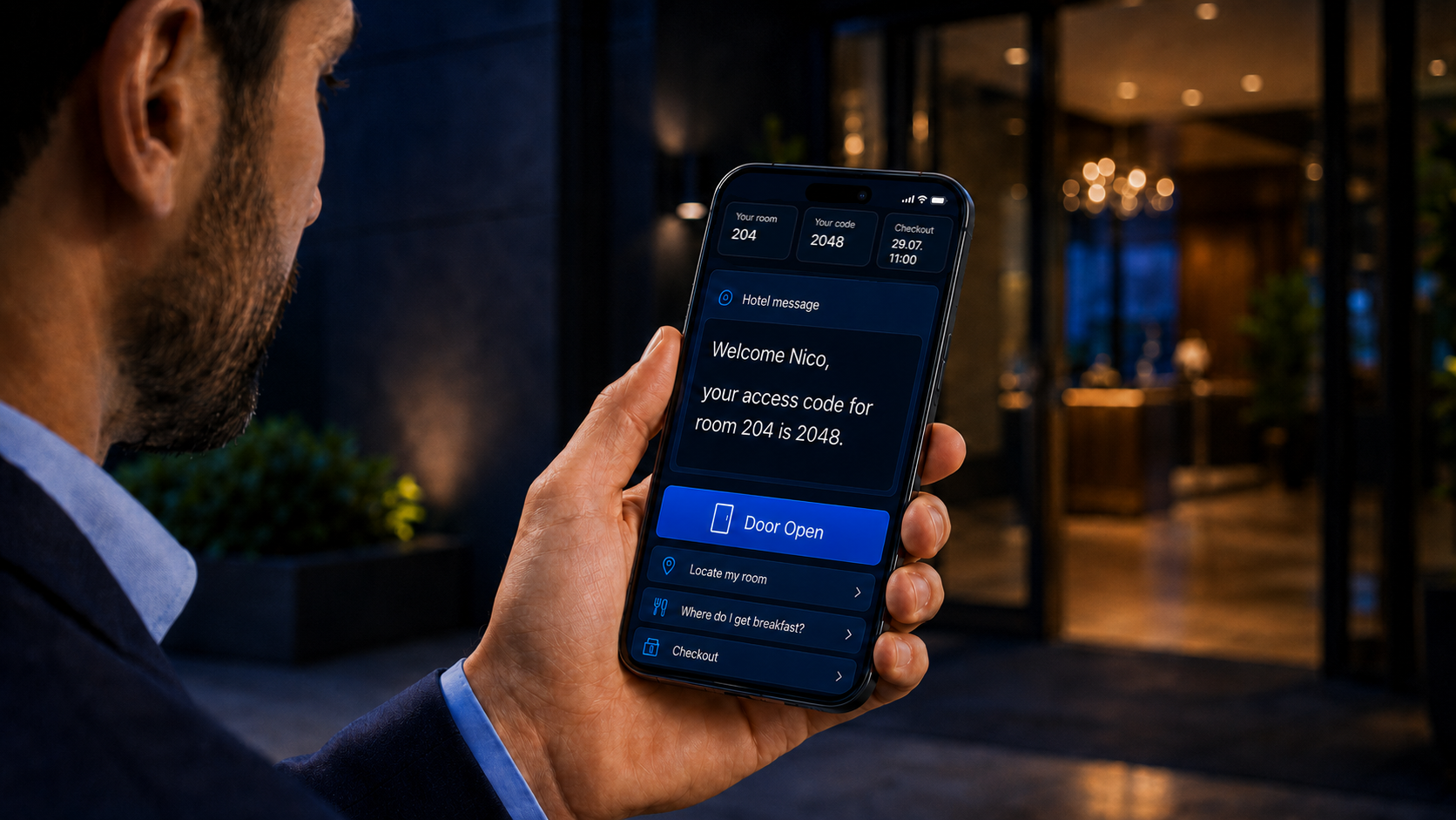 À l’heure du check-in, Nico reçoit ses accès par e-mail, SMS ou WhatsApp et peut ouvrir l’entrée depuis son smartphone.